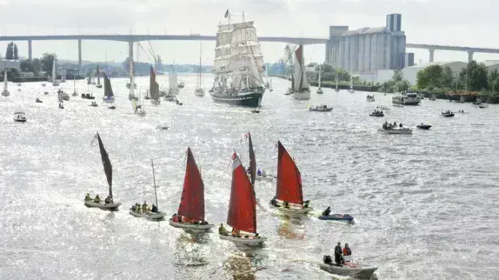 Le Belem sur la Loire, au niveau du pont de Cheviré. 