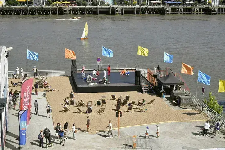 Des gens dansent en bord de Loire.