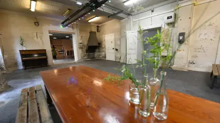Vue des ateliers de l'ancienne école d'arts, transformés en bureaux.