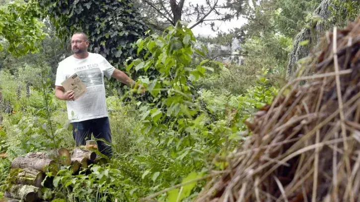 Un jardinier de la Ville de Nantes montre des aménagements réalisés pour favoriser la biodiversité.