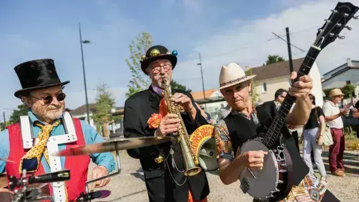 Une fanfare pour l'inauguration de la place de la Chapelle, à Bouguenais.
