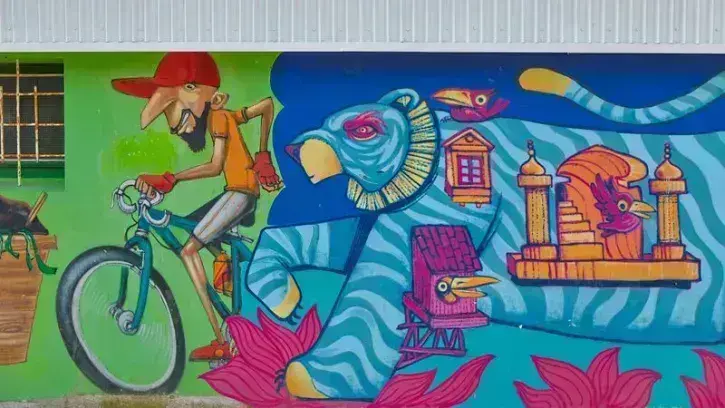 Une fresque colorée peinte sur la façade d'un immeuble rue de Cahors, à Saint-Herblain.