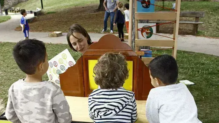 Des enfants en train d'assister à une lecture