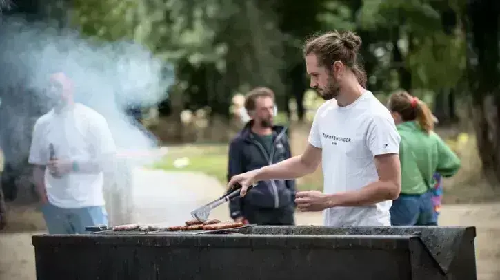 Un homme fait des grillades sur les nouveaux barbecues du parc naturel de Beaulieu, à Nantes.