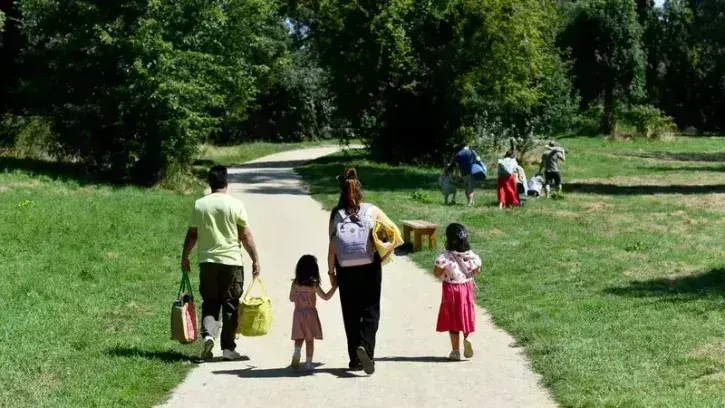 Des promeneurs dans le parc naturel de Beaulieu, à la pointe est de l'île de Nantes.