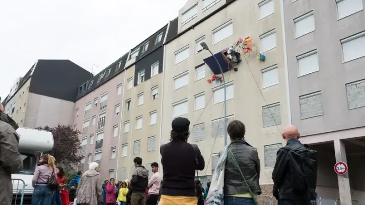 2019 : Après l'arrivée d'un réverbère à nœud avenue Winston-Churchill, puis d'une Fiat 500 stationnée à la verticale rue d'Aquitaine, Monsieur Bourgogne vient s'installer sur une façade d'immeuble… © Régis Routier.