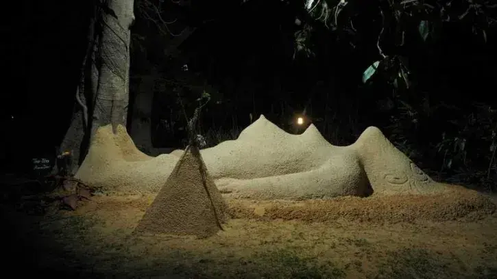 La sculpture de sable "Terre-Mère" d'Alioune Diouf attendue bassin Ceineray © Khalifa Hussein.