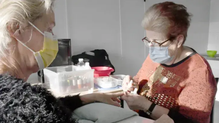 L'association, qui propose des soins accessibles aux personnes à faibles ressources, recherche un professionnel de la coiffure bénévole (crédit : Rodolphe Delaroque / Nantes Métropole).
