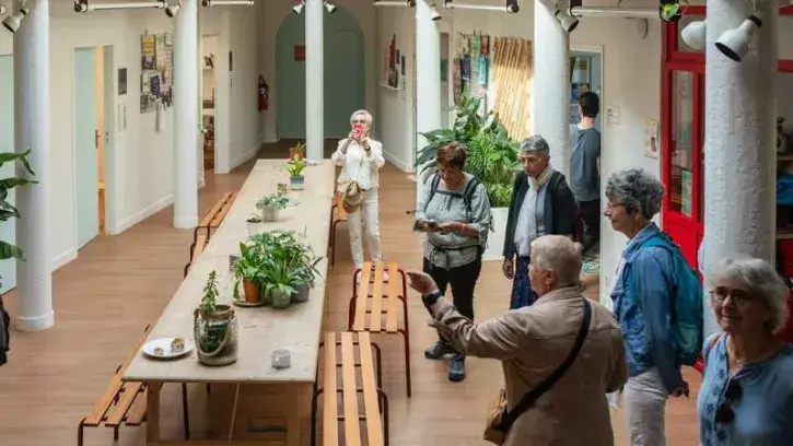 Suite à la saison 1 des Lieux à réinventer, les anciens bains-douches et lavoirs édifiés en 1860 abritent aujourd'hui un tiers-lieu : une « pépinière d'activité et d'emploi », géré par la coopérative l'Ouvre-boîtes 44 © Céline Jacq.