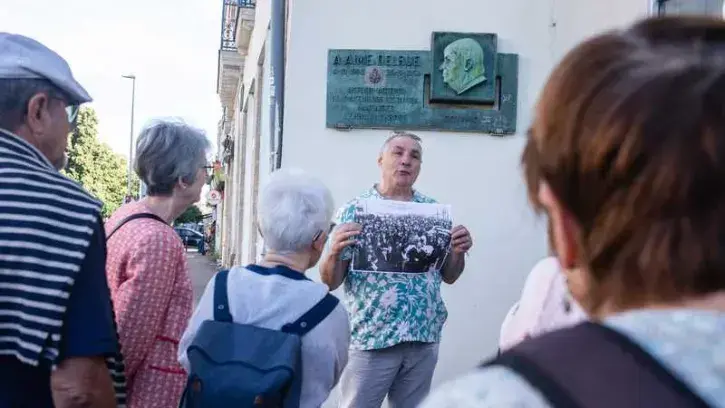 Le parcours démarre par un hommage à Aimé Delrue, commerçant et amuseur de la « République des ponts » : « Il a fait venir ici des vaches pour que les gens se servent eux-mêmes du lait, c'est l'origine de la fête du Lait de mai », qui a donné son nom à un