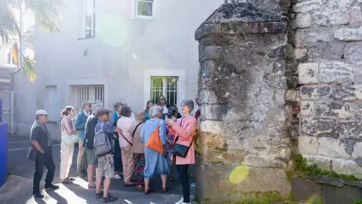 « C'est un quartier avec beaucoup de figures, de personnages, les meilleurs comme les pires », note Roland Jubineau devant ce qui reste de l'ancienne manufacture Bosset, rue des Olivettes. « C'était le principal équipementier des navires négriers nantais 