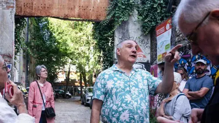 Le passage Douard est prétextes à évoquer la dynamique économique de Madeleine-Champ-de-Mars : « Le quartier paraît très calme, mais ça a toujours été un quartier industrieux, avec 400 entreprises recensées aujourd'hui ! » © Céline Jacq.