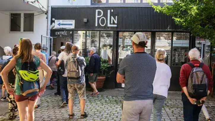 Le collectif Pol'N – qui regroupe une douzaine d'associations culturelles et artistiques – occupe au fond d'une cour des Olivettes un ancien entrepôt. « Il a servi entre autres au costumier Peignon », explique Claire, coordinatrice de ce lieu cogéré © Cél