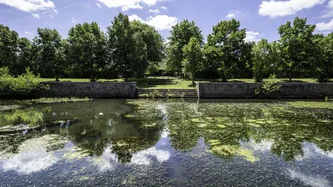 Construit à la fin du 17ème siècle, le bassin du Bois Briand se situe à côté des jardins du Manoir du même nom. Situé sur une promenade à la frontière entre Nantes et Sainte-Luce-sur-Loire, cet ouvrage de 100 mètres sur 19 mètres et 2 mètres de profondeur