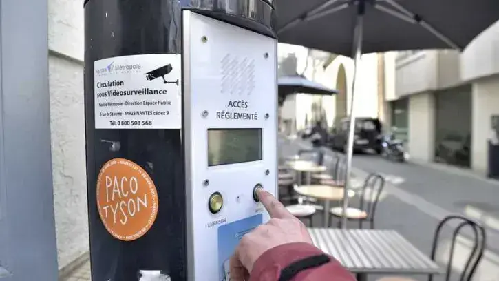 Des bornes permettent de contrôler l'accès aux zones piétonnes de Nantes © Stéphane Ménoret.