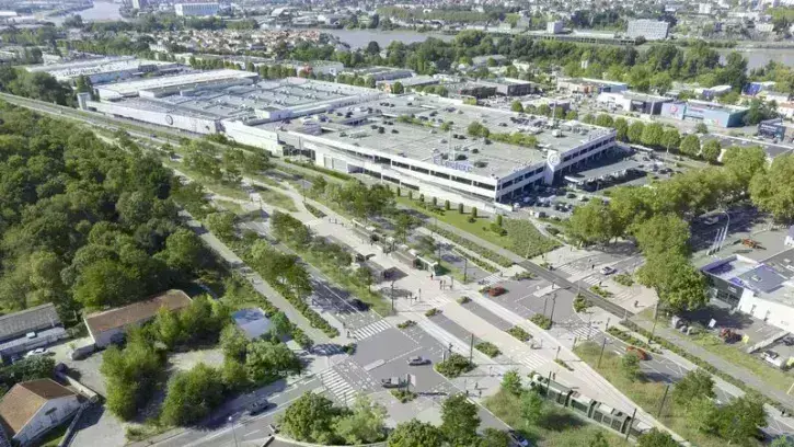 Après démolition de l'autopont de la route de Pornic, le futur terminus des lignes 6 et 7 prendra place devant le centre commercial Atout Sud. Un carrefour à feux sera créé. © Semitan