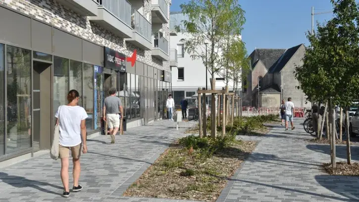 Le réaménagement offre plus de place à la végétation, aux commerçants et aux mobilités douces. ©Jean-Dominique Billaud / NMA