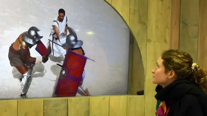 Lors de son parcours dans l'exposition, les visiteurs sont amenés à vivre différentes expériences en tant que gladiateur, lui permettant de comprendre le quotidien de ces combattants au 1er siècle de notre ère © Rodolphe Delaroque.