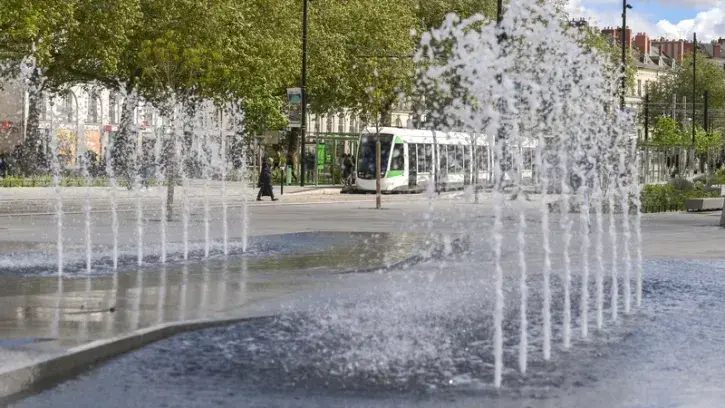 Huit fontaines, où les enfants pourront barboter, apporteront de l'animation et de la fraîcheur au cœur de l'été. © Thierry Mézerette