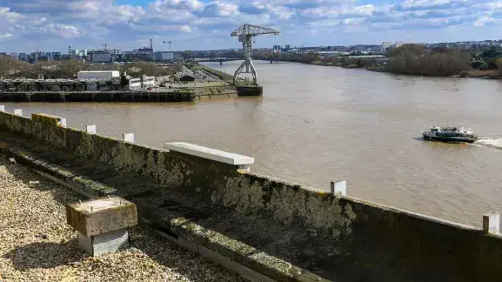 À 25 mètres de hauteur, le toit du bâtiment offre une vue imprenable sur la Loire, l'Île de Nantes et le village de Trentemoult. En 2028, à l'ouverture de la Cité des imaginaires, il accueillera un toit-terrasse accessible gratuitement.