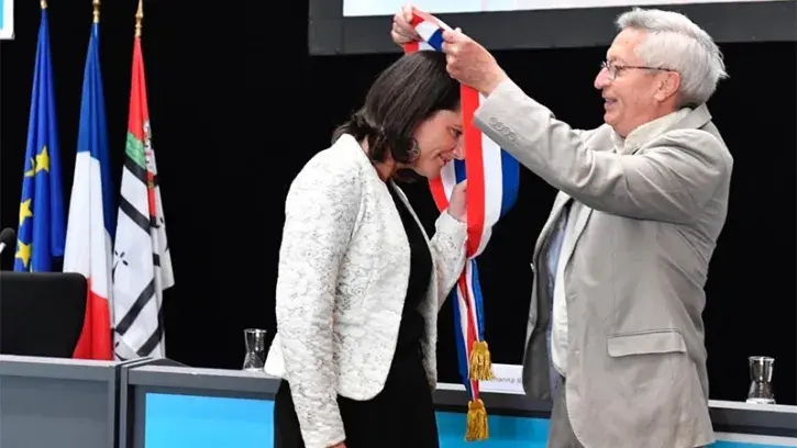 Écharpe. François Prochasson passe l'écharpe au nouveau maire de Nantes. Comme le veut l'usage : de l'épaule droite au côté gauche.