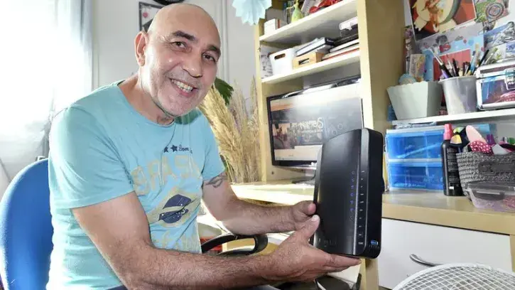 Djamel Millet, habitant du 79, rue du Port-Boyer, fait partie des 200 foyers qui ont testé l'offre d'internet solidaire en 2022, avant son déploiement plus large. « Je re-signe sans problème ! ». © Rodolphe Delaroque pour Nantes Métropole
