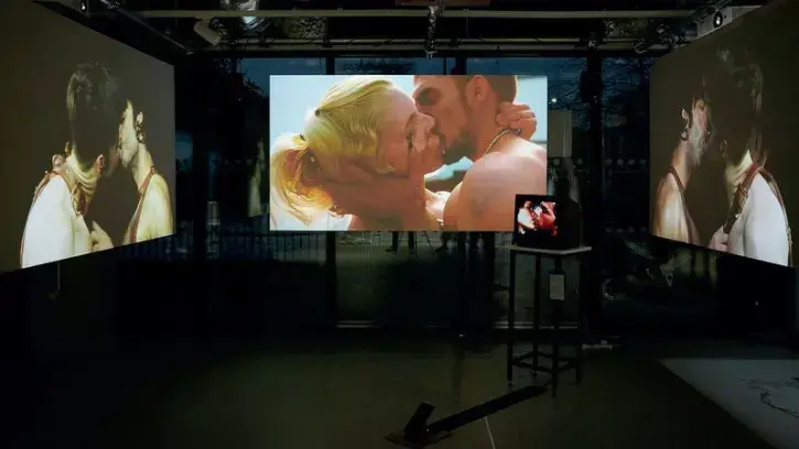 "Kiss Crash", installation vidéo d'Adam Cole (2024) © Photo Hannah Burton.