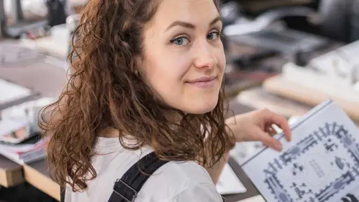 Lucie Albrecht, accueillie en résidence jusqu'au 22 juillet, aura passé trois mois à son nouveau projet de bande dessinée, et aura parcouru la région pour recueillir des témoignages et animer des ateliers sur le rapport au corps © DR.