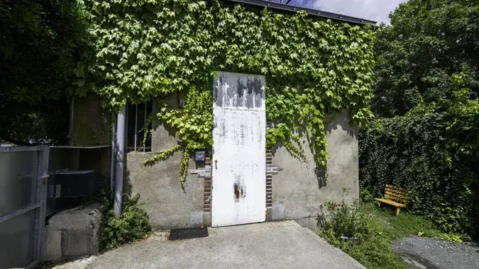 Construite au début du siècle précédent, la Maison de la Moutonnerie dispose d’une surface de 75 m², répartie sur deux niveaux, et donne sur une cour de 70 m². Actuellement occupée par l’association Anef Ferrer et sa maison d’accueil de jour, qui occupe l