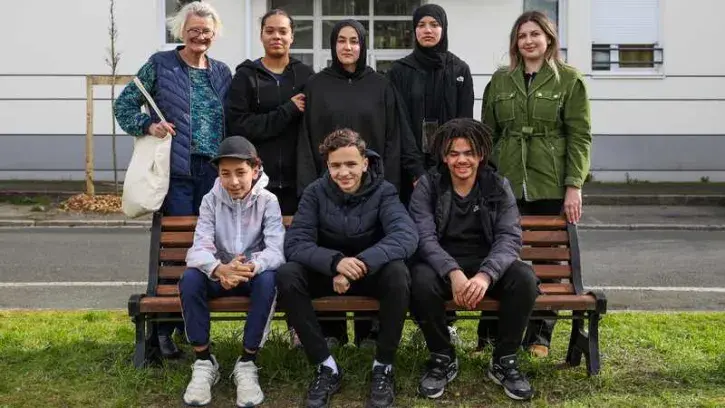 Les adolescents ayant participé au chantier avec Madeleine, l'habitante qui a alerté la Ville sur la nécessité de rénover les bancs, et Émilie Bourdon, élue de quartier Île de Nantes © Garance Wester pourNantes Métropole.