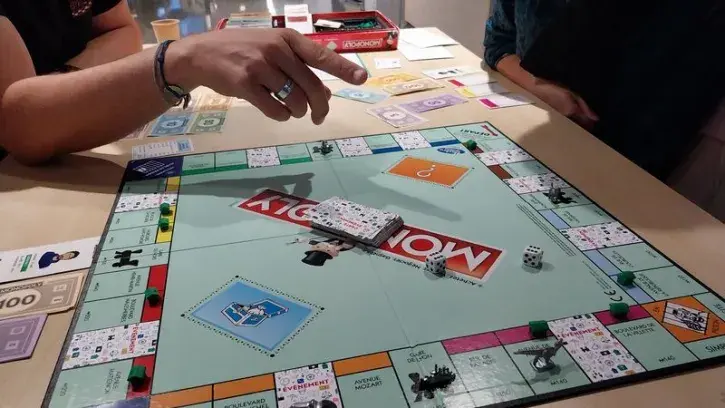 Image du plateau de jeu du monopoly des inégalités