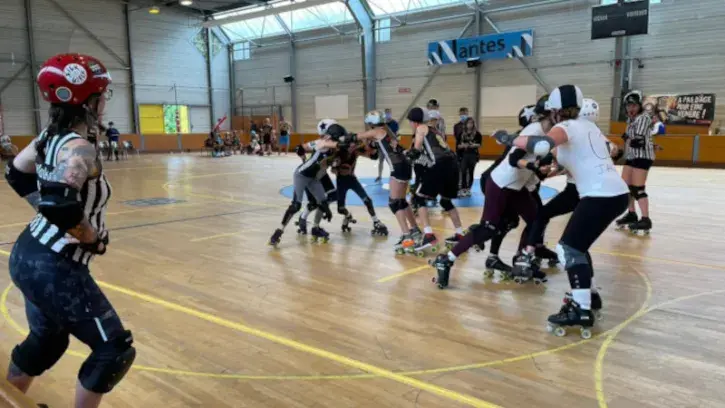 Le Nantes Atlantique Rink-Hockey développe la pratique du roller-derby féminin (crédit photo : NARH).