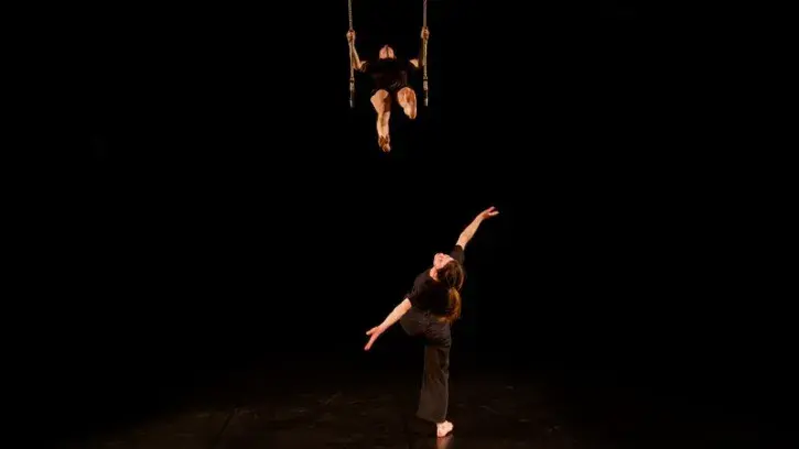 Le spectacle "En haut, en bas" est un dialogue émouvant entre un trapéziste et un danseur au sol © Kévin Rolland.