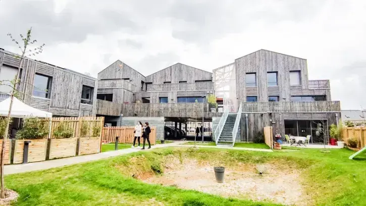 Rue du Haut Launay, le programme d'habitat participatif Ô de l'Erdre comprend 10 logements : 7 appartements du T3 au T5 et 3 maisons en duplex. Les espaces communs et individuels ont été pensés avec les futurs habitants. © Garance Wester/Nantes Métropole.