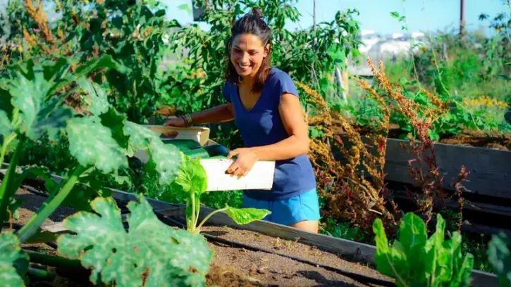 Olga Banazer est la maraîchère du potager de la Cantine, qui s'est affirmé en 2022 comme un espace d'expérimentation et de pédagogie autour de l'agriculture urbaine © Célia Le Goaziou.