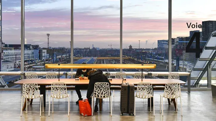 Suspendue à 10 mètres au-dessus des voies ferrées, la passerelle offre un panorama à 360 degrés sur la ville.