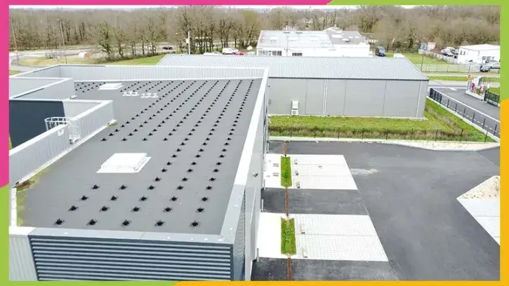 Sur les toits du village artisanal, les plots sont prêt à accueillir les panneaux photovoltaïques. © ECSL