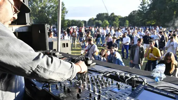 Paco Tyson fait chauffer les platines à Station Nuage  © Rodolphe Delaroque