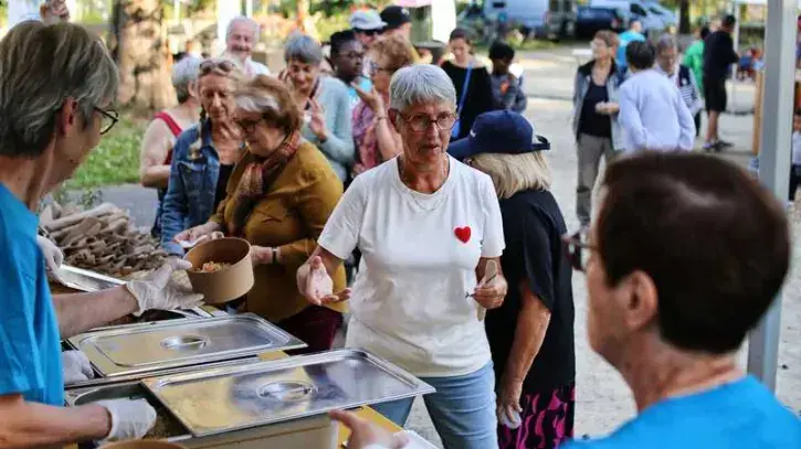 Chaque soir, un repas concocté par les bénévoles de l'Accoord est proposé à petit prix © Romain Boulanger.