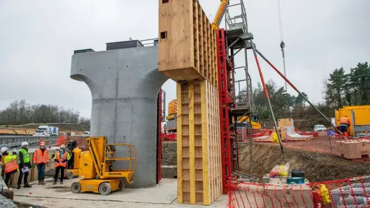 Les premiers appuis des futurs ouvrages sont sortis de terre. Ils supporteront un pont d'une longueur de 105 m.