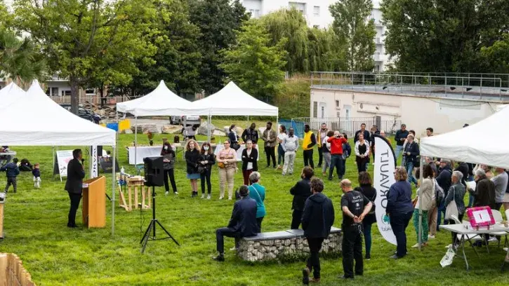 Les élus et les habitants ont inauguré le terrain d'aventure mercredi 7 juillet. Ce temps festif était également l'occasion de faire un point d'étape sur le projet global. © Jean-Félix Fayolle pour Nantes Métropole.