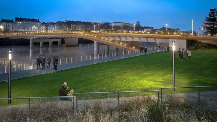 Sur le pont et sous le pont, sur ses passerelles, de nombreux espaces piétonniers inviteront à prendre de nouveaux chemins d'une rive à l'autre de la Loire.© Dietmar Feichtinger Architectes