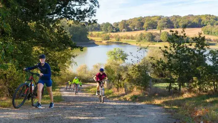 Au fil de l'itinéraire, les cyclotouristes voyagent sur les traces de 1 500 ans d'Histoire, avec un patrimoine bâti médiéval remarquable © Max Juillot