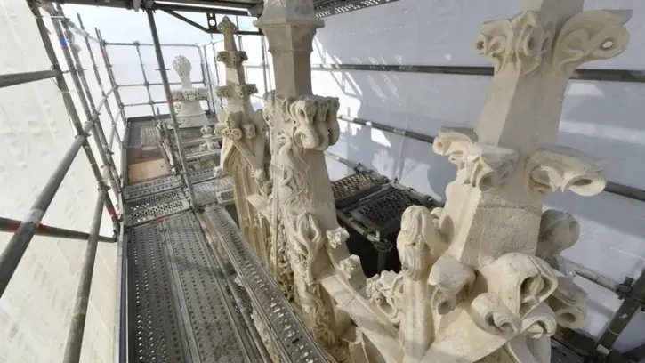 À 30 m du sol de la cour, ces fleurons surmontent les lucarnes du Grand logis. Les sculptures et façades de ce bâtiment ont été nettoyées lors du chantier.