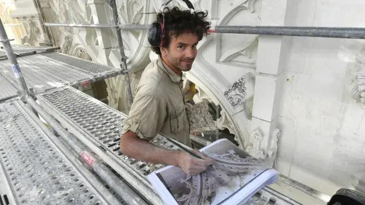 Mathieu Ferré, sculpteur indépendant installé à Savennières, est employé sur le chantier nantais. Il dessine sur la pierre les motifs, d'après le modèle fourni, avant de les sculpter à l'aide d'une massette et d'un burin.