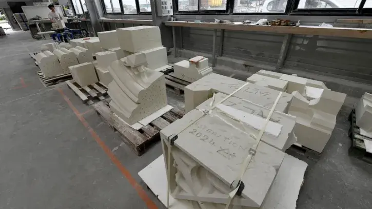 Ces blocs entreposés dans l'atelier de Sainte-Luce, accompagnées d'une fiche d'identification, attendent d'être transportés sur site. Ils seront ensuite insérés dans les murs en remplacement des blocs dégradés, puis sculptés.