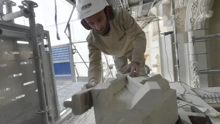 Au château, les sculpteurs travaillent à même les échafaudages arrimés à la tour de la Couronne d'or et sa loggia, qui comptent parmi les fleurons du patrimoine nantais.