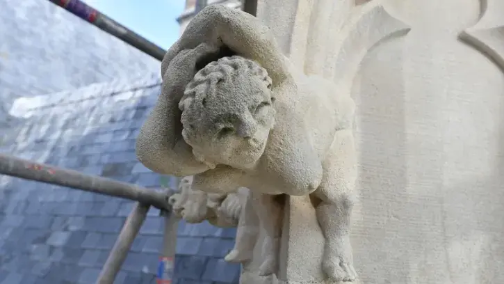 Les tailleurs de pierre sont parfois facétieux… Ce personnage féminin sculpté lors d'une campagne de restauration précédente, est inspiré par l'actrice italienne Gina Lolobridgida.