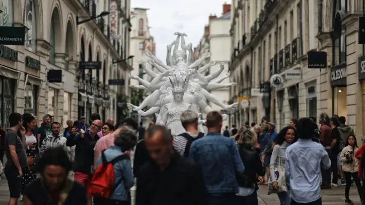 Installée rue d'Orléans, l'ensemble de Xu Zhen "European thousand-arms classical sculpture" © Romain Boulanger.