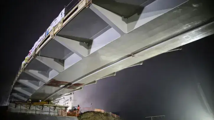 En quatre nuits, les équipes de Vinci Autoroutes auront fait franchir à l'énorme charpente métallique du viaduc Ouest le périphérique nantais. © Romain Boulanger